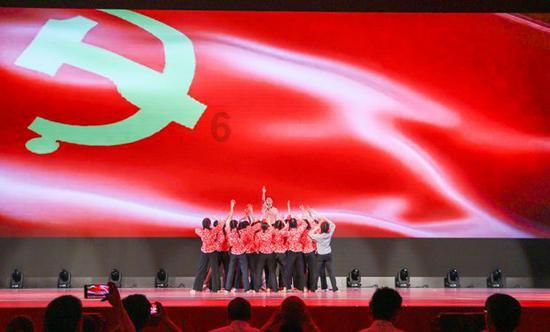 时尚拼接牛仔裤