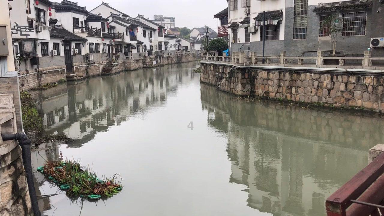 淞沪抗战爆发，他穿着孝服奔赴前线，新婚之时，却被刘邓大军包围